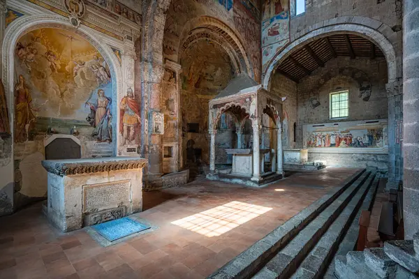 Tuscania 'daki güzel ve eski Santa Maria Maggiore Kilisesi' nin iç manzarası. Viterbo ili, Lazio, İtalya. Nisan-02-2025