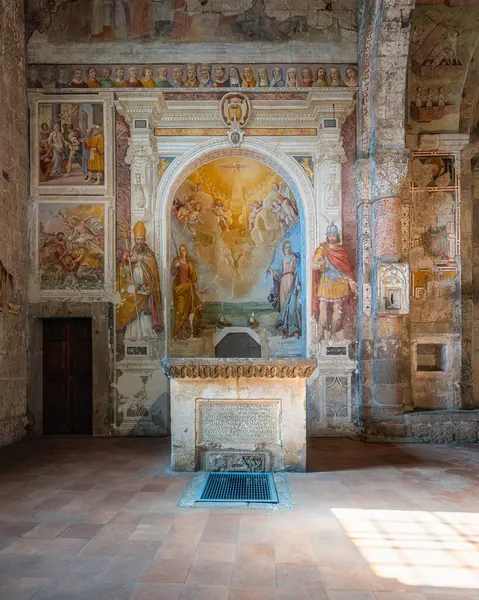Tuscania 'daki güzel ve eski Santa Maria Maggiore Kilisesi' nin iç manzarası. Viterbo ili, Lazio, İtalya. Nisan-02-2025