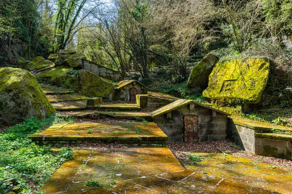 Arcionello Vadisi 'ndeki Viterbo' nun antik su kemeri. Lazio bölgesi, İtalya.