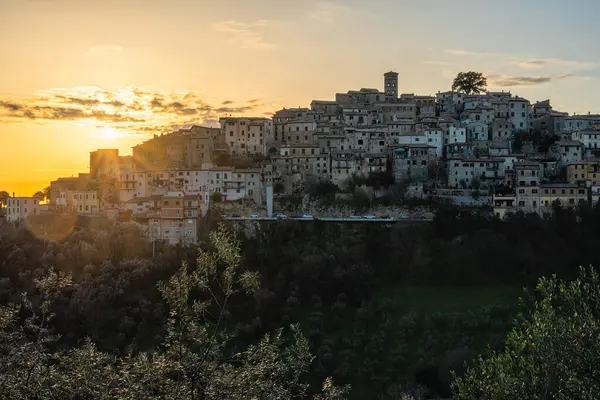 Öğleden sonra Casperia manzaralı, İtalya 'nın Lazio bölgesinin Sabina bölgesinde güzel bir köy..