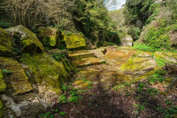 Arcionello Vadisi 'ndeki Viterbo' nun antik su kemeri. Lazio bölgesi, İtalya.