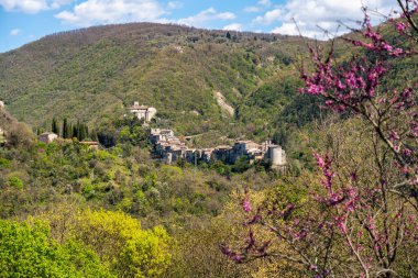 Montenero Sabino 'nun panoramik manzarası, İtalya' nın Rieti eyaletine bağlı güzel bir köy..