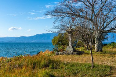 Omihachiman kasabası yakınlarındaki Biwa Gölü 'nde öğleden sonra panorama. Shiga Bölgesi, Japonya.