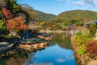 Sonbahar mevsiminde ünlü Arashiyama ormanındaki Katsura nehri boyunca güzel bir manzara. Kyoto, Japonya.