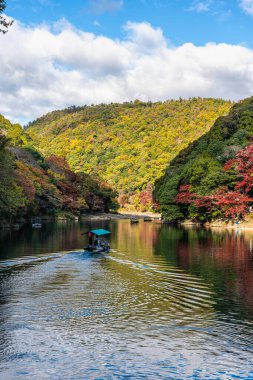 Sonbahar mevsiminde ünlü Arashiyama ormanındaki Katsura nehri boyunca güzel bir manzara. Kyoto, Japonya.