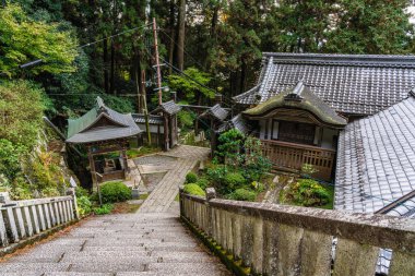 Güz mevsiminde güzel Chomeiji Tapınağı, Biwa Gölü 'nde, Omihachiman kasabası yakınlarında. Shiga Bölgesi, Japonya.