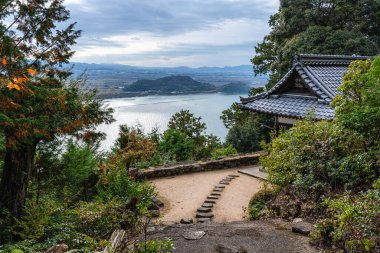 Güz mevsiminde güzel Chomeiji Tapınağı, Biwa Gölü 'nde, Omihachiman kasabası yakınlarında. Shiga Bölgesi, Japonya.