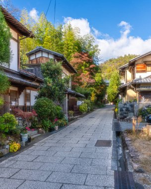 Japonya 'nın Kyoto şehrinde Ukyo bölgesinde pitoresk bir cadde..