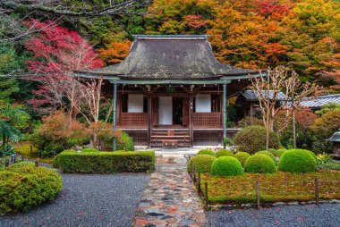 Sonbahar sezonunda Ohara 'daki güzel Jakko-in Tapınağı. Kyoto, Japonya.