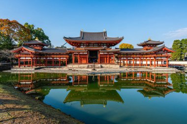Uji, Kyoto, Japonya 'daki ünlü Byodo-in Tapınağı' nda manzara..