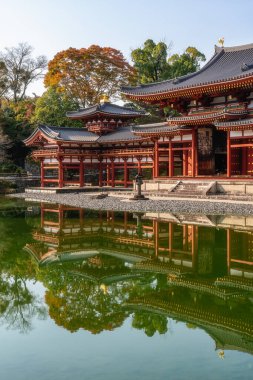 Uji, Kyoto, Japonya 'daki ünlü Byodo-in Tapınağı' nda manzara..