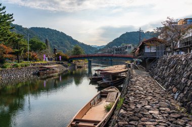 Japonya 'nın Kyoto kentindeki Uji nehri boyunca güneşli bir sonbahar sabahında manzara..