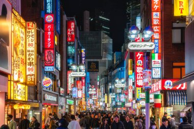 Shibuya 'nın alışveriş bölgesi akşamları aydınlandı. Tokyo, Japonya.