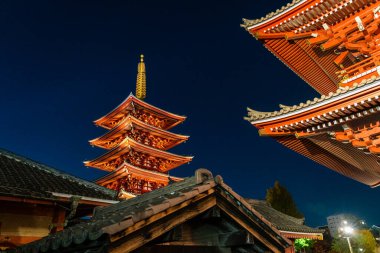 Tokyo 'daki ünlü Senso-ji Tapınağı gece aydınlandı. Japonya.
