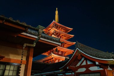 Tokyo 'daki ünlü Senso-ji Tapınağı gece aydınlandı. Japonya.