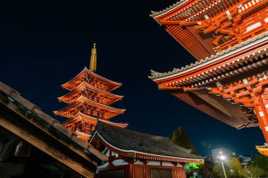 Tokyo 'daki ünlü Senso-ji Tapınağı gece aydınlandı. Japonya.