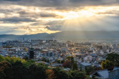 Öğleden sonra Kyoto 'daki Nishi Otani Mezarlığı' nda panoramik manzara. Japonya.