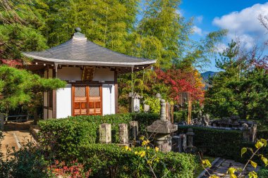 Güzel Jojakko-ji Tapınağı güneşli bir sonbahar sabahında, Japonya 'nın Kyoto kentinde..