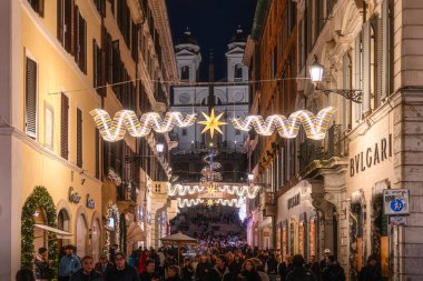 Condotti yolu Piazza di Spagna 'ya çıkıyor. Roma, İtalya 'da Noel zamanı. Aralık-23-2024