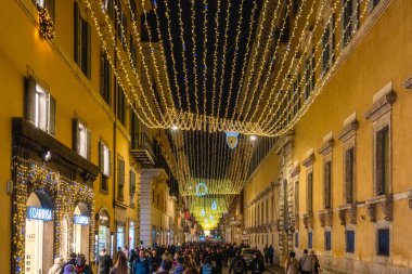 Noel zamanı Roma 'da Corso yolu ile. İtalya, Aralık-22-2024