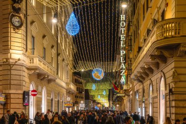 Noel zamanı Roma 'da Corso yolu ile. İtalya, Aralık-22-2024