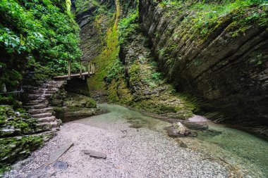 Slovenya 'nın Kobarid kenti yakınlarındaki ünlü Kozjak şelalesinin güzel manzarası.