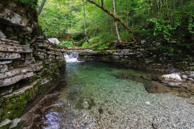 Slovenya 'nın Kobarid kenti yakınlarındaki ünlü Kozjak şelalesinin güzel manzarası.