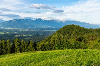 Slovenya 'daki Jamnik yakınlarındaki Saint Primoz Kilisesi' nde öğleden sonra manzarası.