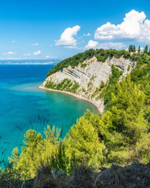 Slovenya 'daki güzel Ay Koyu' nun, Strunjan Doğa Parkı 'nın panoramik manzarası.