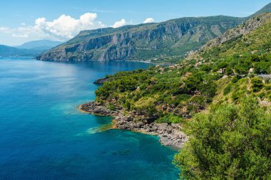 İtalya 'nın Basilicata bölgesinde, Maratea yakınlarındaki manzaralı panoramik kıyı manzarası.