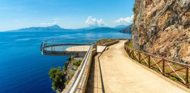 İtalya 'nın Basilicata bölgesinde, Maratea yakınlarındaki manzaralı panoramik kıyı manzarası.