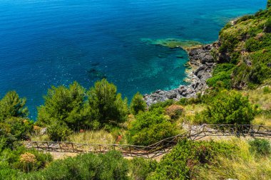 İtalya 'nın Basilicata bölgesinde, Maratea yakınlarındaki manzaralı panoramik kıyı manzarası.