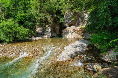Güneşli bir yaz gününde Sammaro Nehri 'nin yeniden doğuşu. Roscigno yakınlarında, Cilento Ulusal Parkı 'nda, Campania, İtalya
