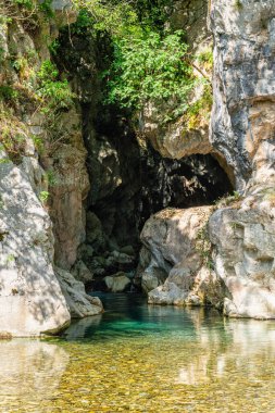Güneşli bir yaz gününde Sammaro Nehri 'nin yeniden doğuşu. Roscigno yakınlarında, Cilento Ulusal Parkı 'nda, Campania, İtalya