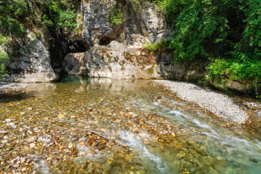 Güneşli bir yaz gününde Sammaro Nehri 'nin yeniden doğuşu. Roscigno yakınlarında, Cilento Ulusal Parkı 'nda, Campania, İtalya