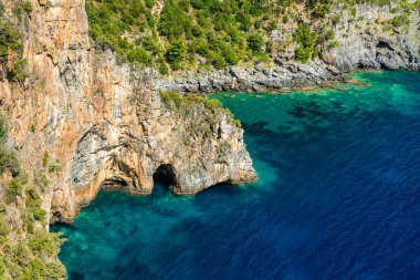 Güneşli bir yaz gününde Marina di Camerota yakınlarında inanılmaz bir Akdeniz manzarası. Cilento, Campania, İtalya.