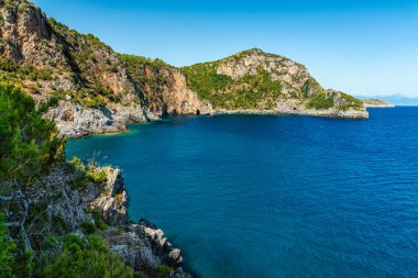 Güneşli bir yaz gününde Marina di Camerota yakınlarında inanılmaz bir Akdeniz manzarası. Cilento, Campania, İtalya.