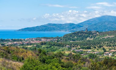 Ascea Marina kıyıları güneşli bir yaz gününde, Cilento, Campania, İtalya,
