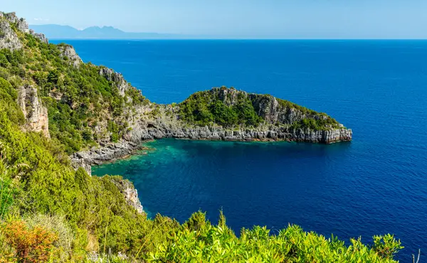 Güneşli bir yaz gününde Marina di Camerota yakınlarında inanılmaz bir Akdeniz manzarası. Cilento, Campania, İtalya.