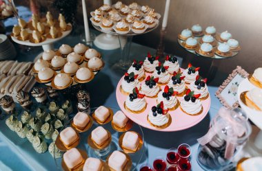 Kek, kek, kurabiye ve cakepops bir sürü içeren tablo.