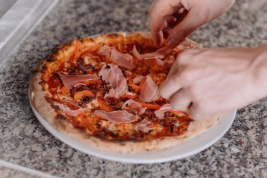 Pizza Sanatı. Pizza yapma süreci.