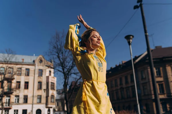 Een Meisje Een Gele Oekraïense Jurk Loopt Door Straat Een — Stockfoto