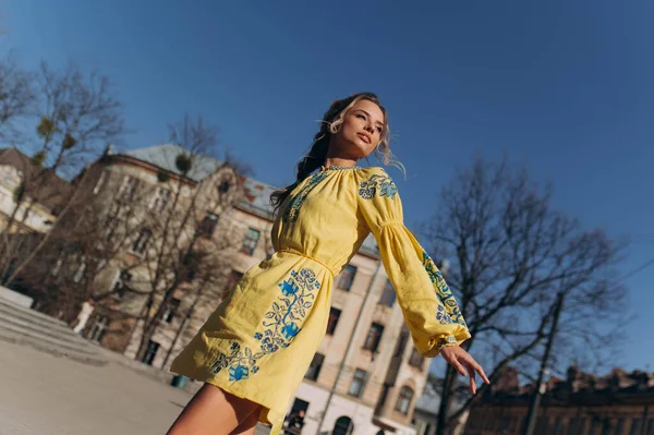 Een Meisje Een Gele Oekraïense Jurk Loopt Door Straat Een — Stockfoto