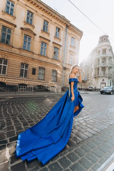 Een Jong Meisje Een Blauwe Lange Jurk Loopt Door Straat — Stockfoto