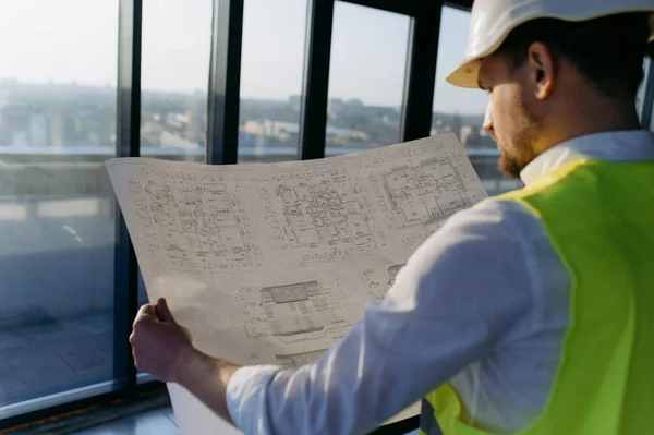 Mannelijke Ingenieur Die Werkt Aan Een Architectonisch Project Een Bouwplaats — Stockfoto