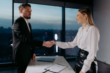 İş adamları el sıkışma müzakere veya office görüşmede sonra