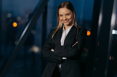 Klasik takım elbiseli bir iş kadını kameraya bakıyor..