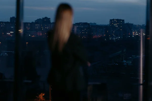 Kobieta Stoi Biurze Patrząc Nocne Miasto — Zdjęcie stockowe