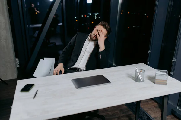 Müde Und Gestresste Junge Büroangestellte Oder Geschäftsleute Arbeiten Spät Schreibtisch — Stockfoto