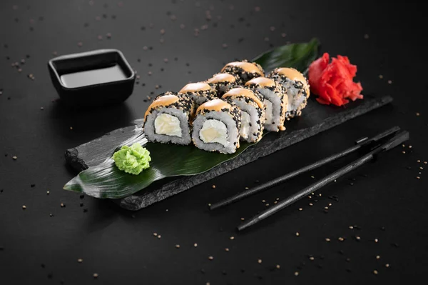 Krem peynirli suşi, susamlı. Japon mutfağı.